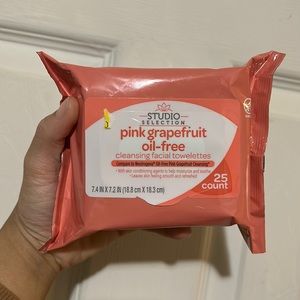 Women’s makeup removal wipes